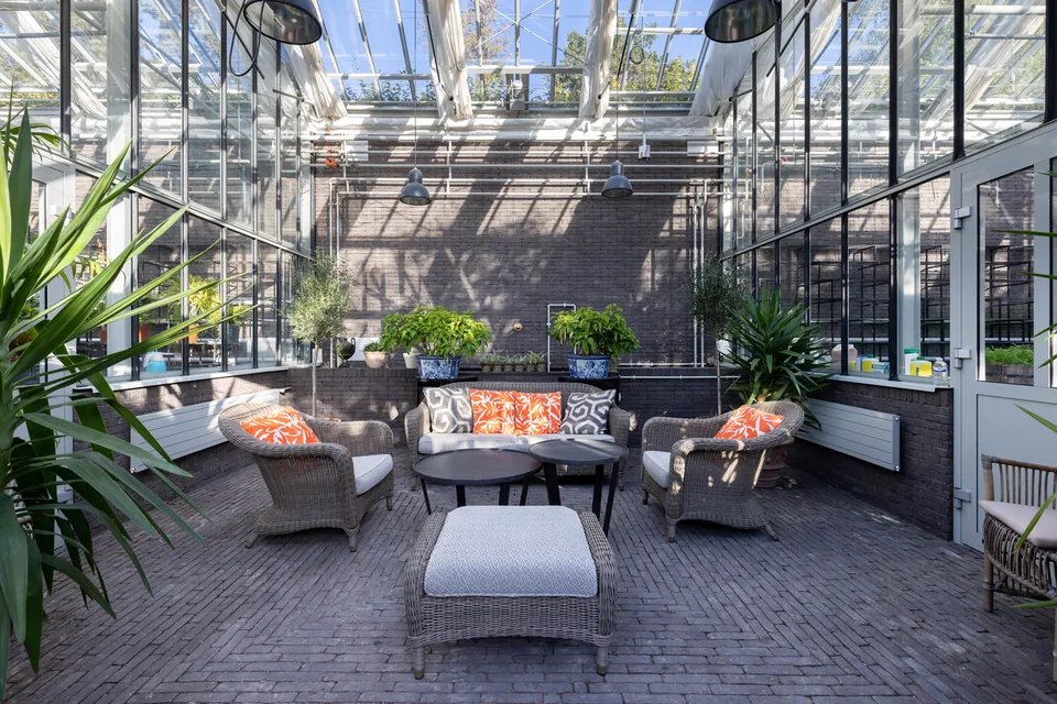 Vue intérieure d’une véranda haut de gamme en Suisse romande