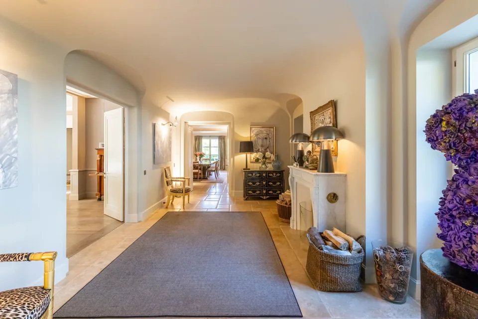 Photographie intérieure d’un hall résidentiel lumineux