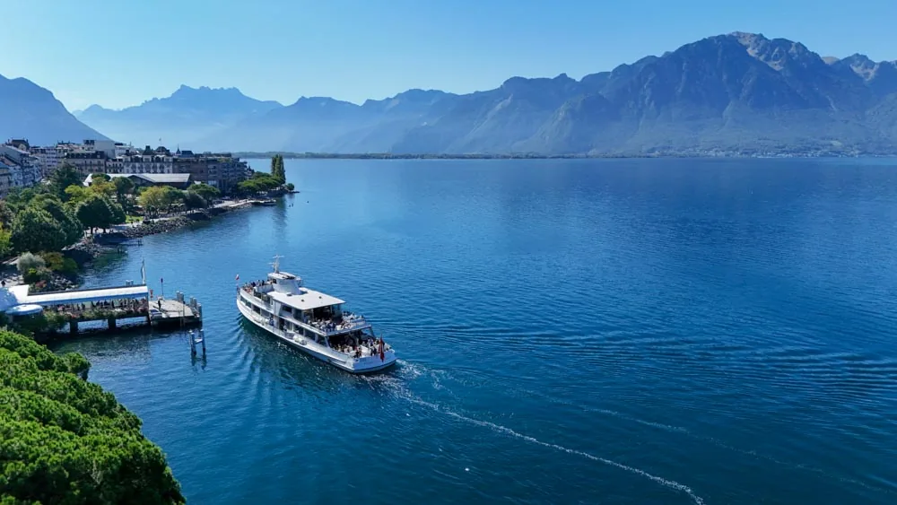 Vue lacustre de Montreux avec bateau et arrière-plan alpin