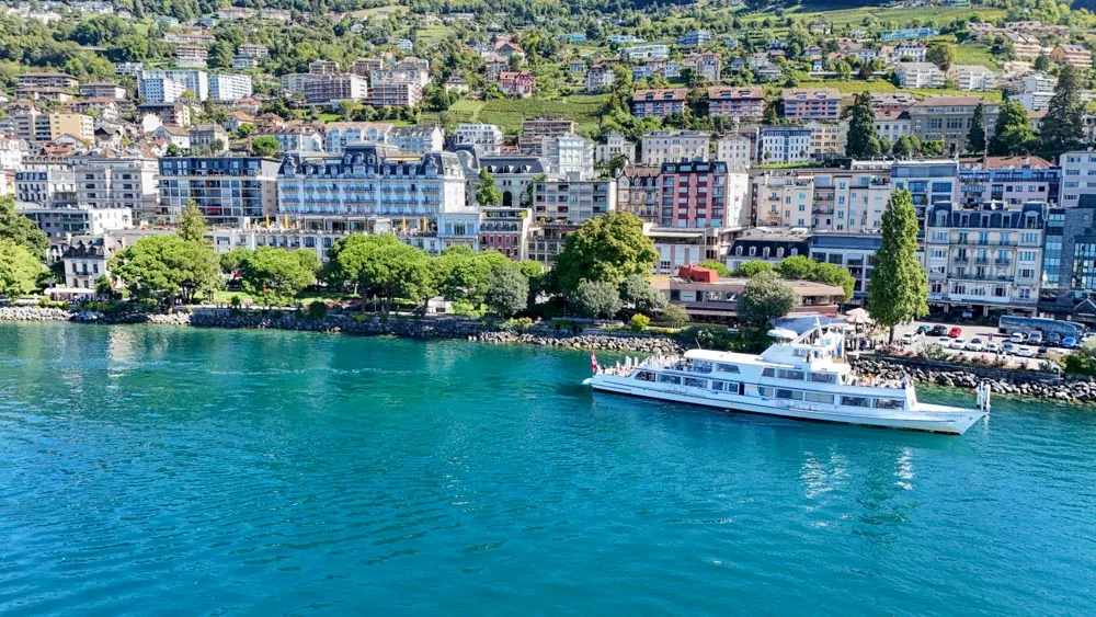 Bateau sur le Léman devant le front de lac de Montreux
