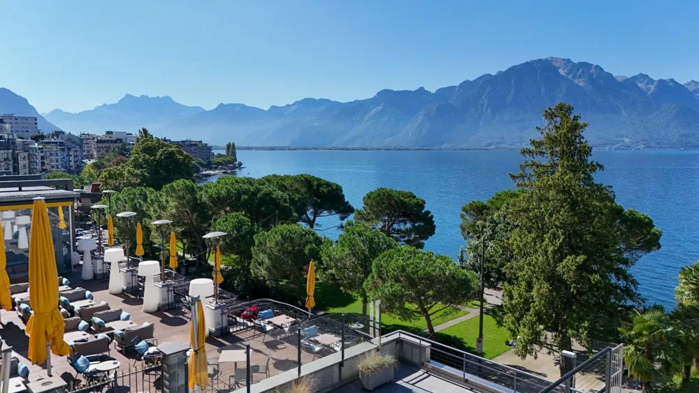 Terrasse de l’Hôtel Majestic avec vue sur le Léman et les reliefs alpins